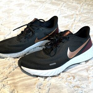 NIKE RUNNING SHOES (7.5)